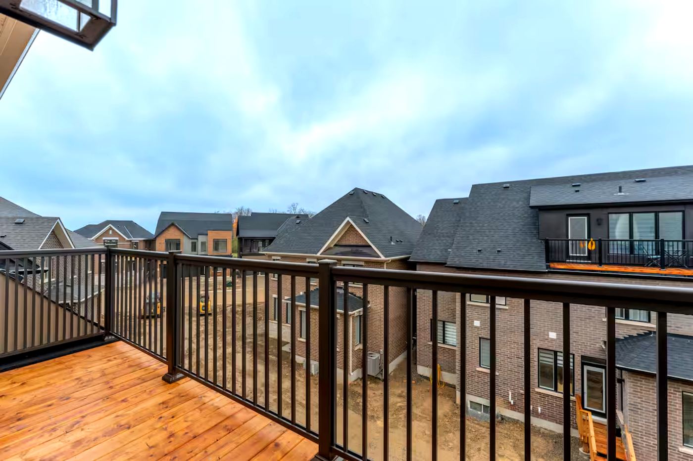 Upper Deck & Neighbourhood Views