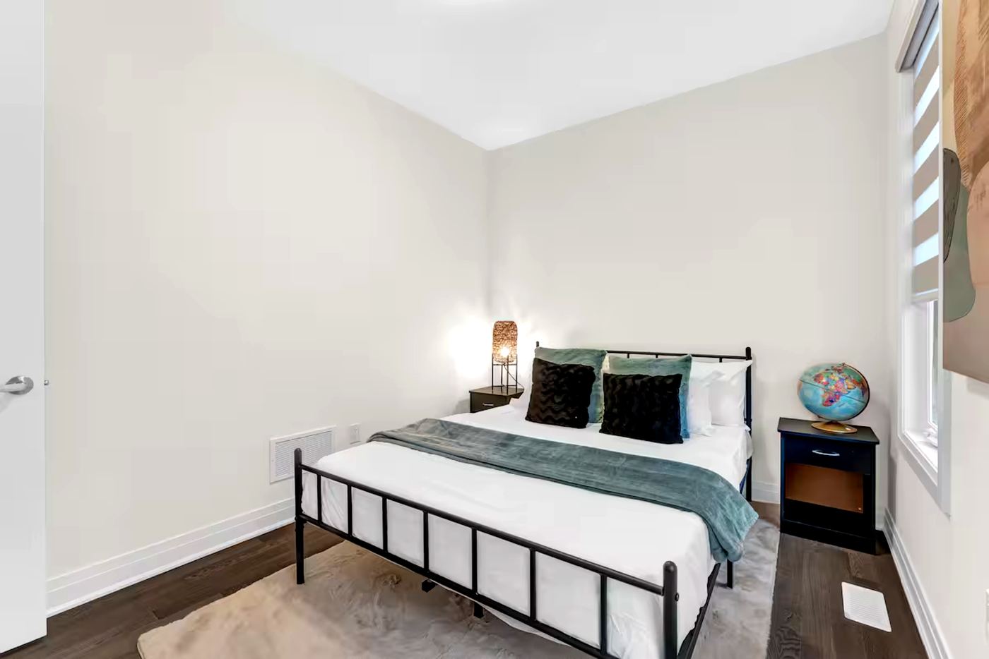 Queen Bedroom · Main Floor